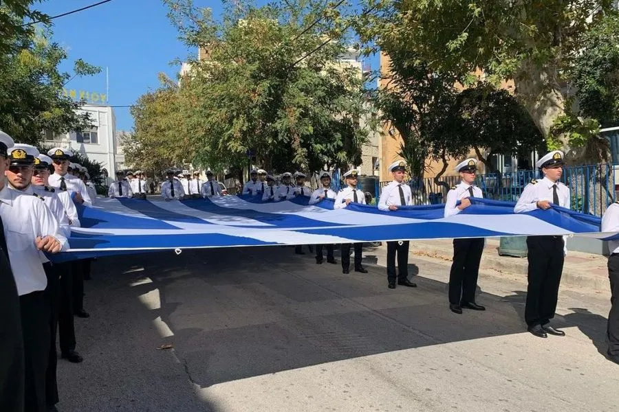 Χίος: Υψώθηκε στο λιμάνι του νησιού για την 28η Οκτωβρίου η μεγαλύτερη ελληνική σημαία (βίντεο)