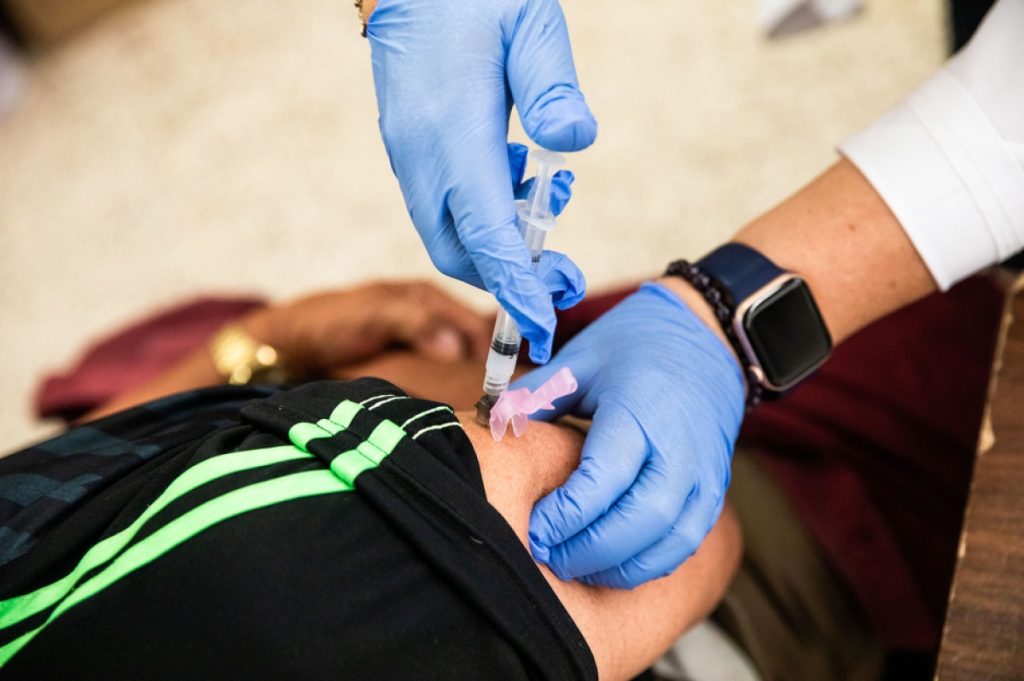 Έρευνα για τις παρενέργειες των εμβολίων mRNA κατά Covid-19 σε 99 εκατ. εμβολιασμένους: Διαβάστε τι έπαθαν