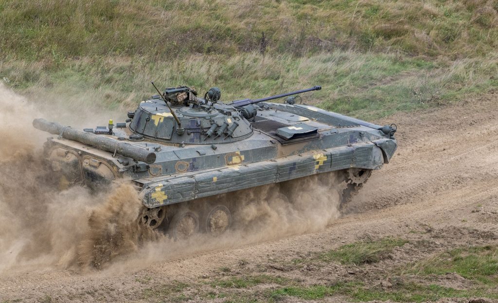 Ουκρανικό BMP-1 «τυλίχθηκε» στις φλόγες στο Νόβι Κόμαρ μέσα σε λίγα δευτερόλεπτα (βίντεο)
