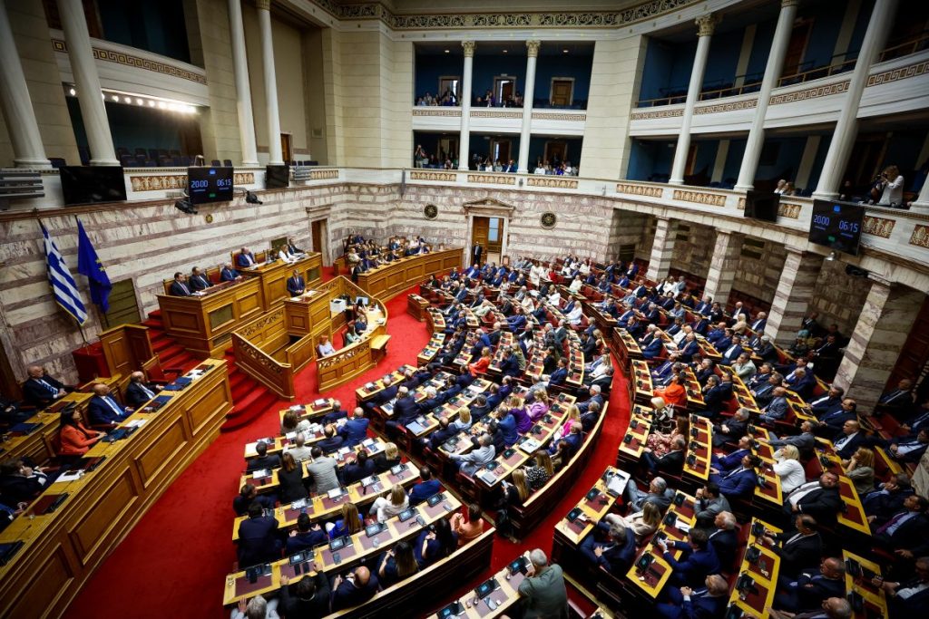 Βουλή: Τηρήθηκε ενός λεπτού σιγή στη μνήμη του Αρχιεπισκόπου Αλβανίας Αναστασίου