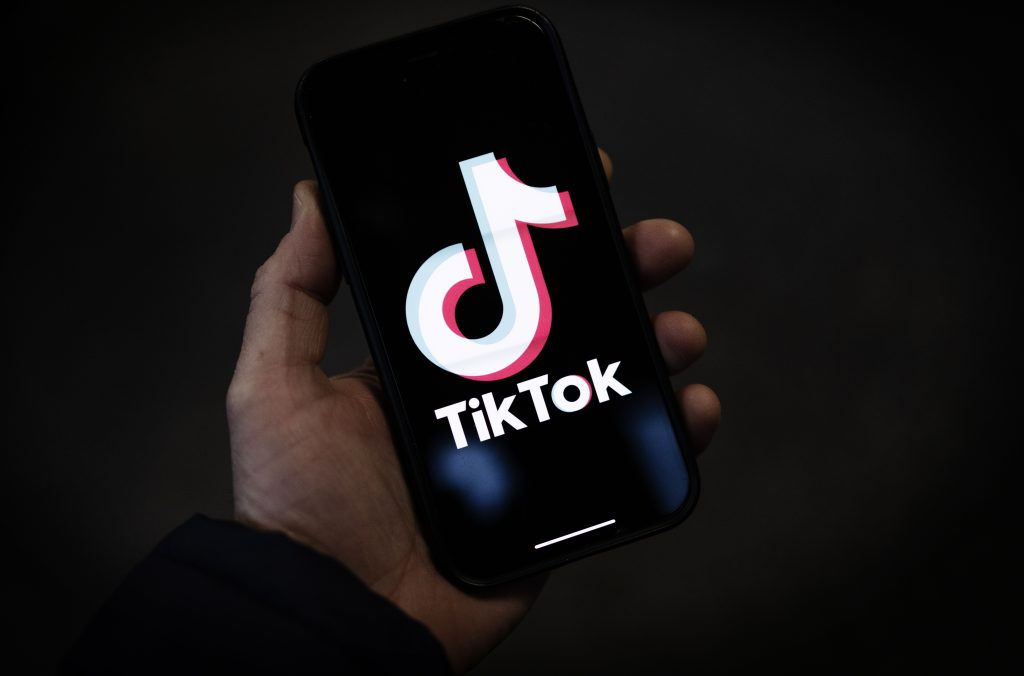 TikTok: Μαζικές απολύσεις παγκοσμίως στην πλατφόρμα – Έρευνες στο τμήμα ασφάλειας και εμπιστοσύνης