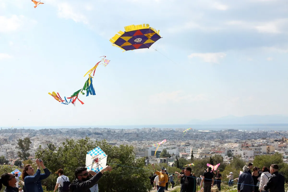 ΔΕΔΔΗΕ για Καθαρά Δευτέρα: Τι πρέπει να κάνετε αν ο χαρταετός σας μπλεχτεί στα καλώδια