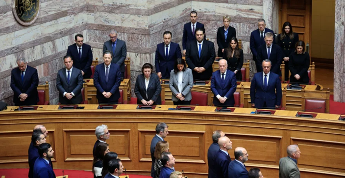 Ενός λεπτού σιγή στην Ολομέλεια της Βουλής για τα 57 θύματα του εγκλήματος των Τεμπών (φώτο)