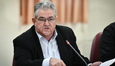 Δ.Κουτσούμπας από Σύνταγμα: «Σήμερα μιλάει ο ελληνικός λαός – Εδώ και τώρα να πάει βαθιά το μαχαίρι στο κόκκαλο»