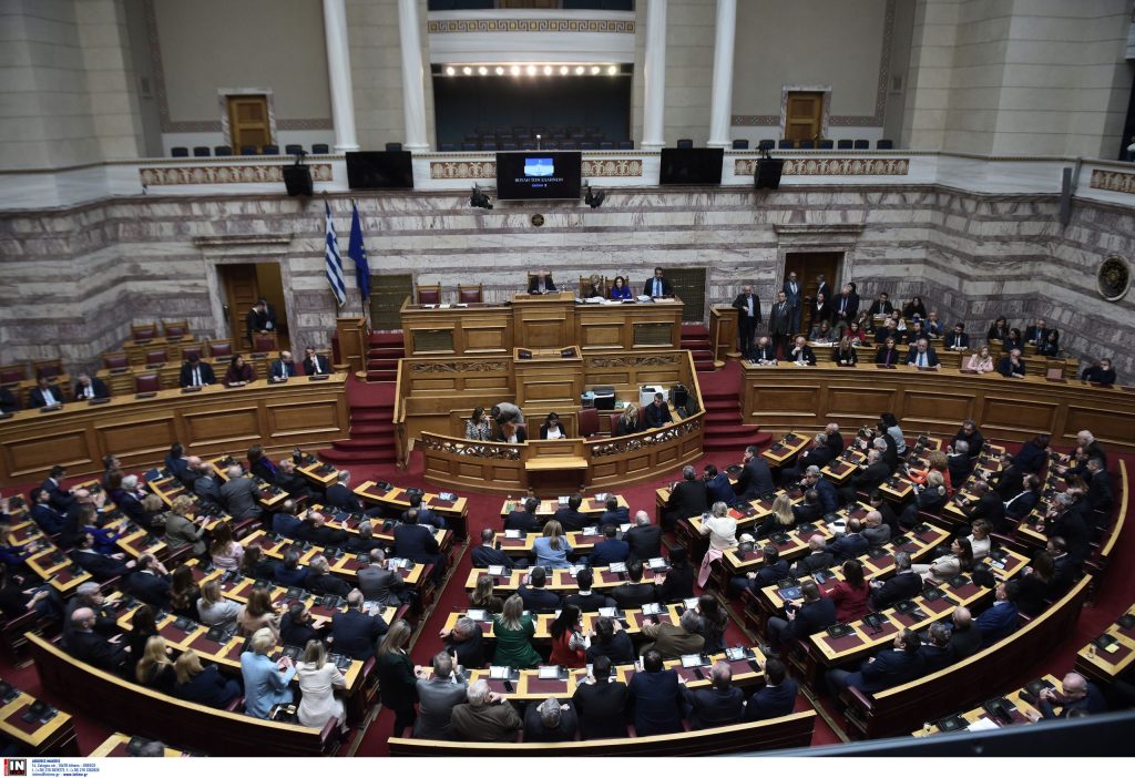 Τέμπη: Ξεκίνησε η συζήτηση στη Βουλή για τη σύσταση προανακριτικής για τον Χ.Τριαντόπουλο