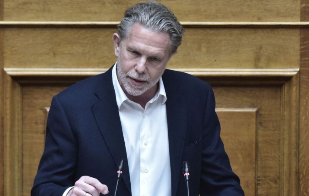 Ένταση στη Βουλή μεταξύ Π.Γερουλάνου και Θ.Πλεύρη για τα επεισόδια στο Σύνταγμα: «Εμείς βάζουμε τις μολότοφ;»
