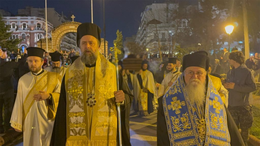 Σε λαϊκό προσκύνημα το σκήνωμα του Μητροπολίτη πρώην Θεσσαλονίκης Άνθιμου – Δείτε φωτογραφίες