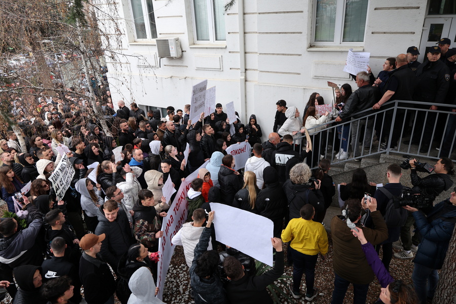 Σκόπια: Επεισόδια κατά τη συγκέντρωση διαμαρτυρίας για τους 59 νεκρούς στο κλαμπ  (φωτο)