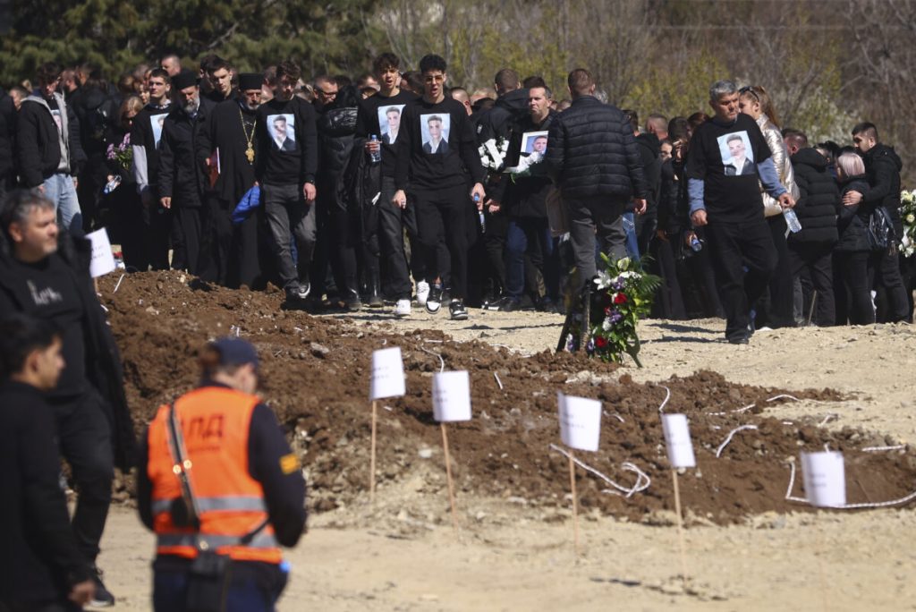 Σκόπια: Θρήνος και οργή στις κηδείες των 59 θυμάτων της φονικής φωτιάς (φωτο)