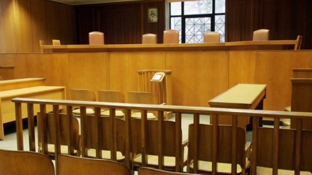 Οδηγείται στο κελί ο 46χρονος από τη Λαμία που ξυλοφόρτωσε άγρια τη σύντροφό του