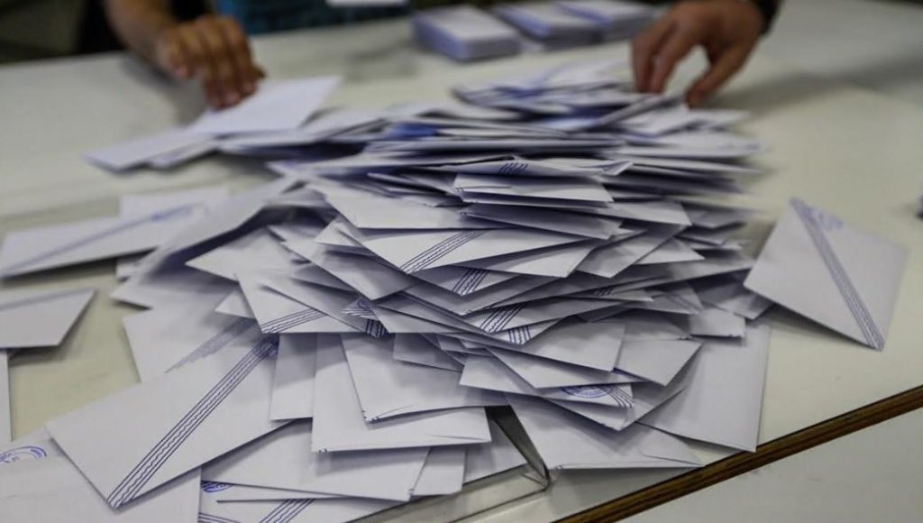 Τα δημοσκοπικά αποτελέσματα ανοίγουν ζήτημα εκλογικού νόμου στο Μαξίμου