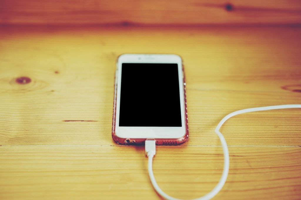 Η Apple θέλει να κυκλοφορήσει iPhone χωρίς θύρα φόρτισης – Πώς θα γίνεται η φόρτιση