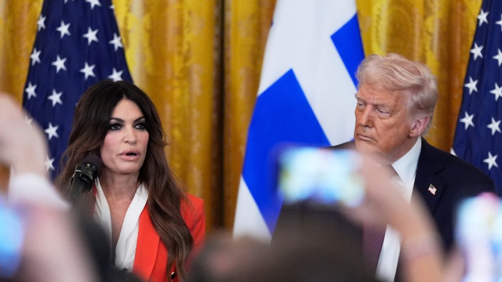 Η πρέσβης των ΗΠΑ Κ.Γκιλφόιλ έκανε τον Σταυρό της με τον ορθόδοξο τρόπο μπροστά στον Τραμπ!