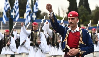 25η Μαρτίου: Η εντυπωσιακή παρέλαση της Προεδρικής Φρουράς στο κέντρο της Αθήνας (φωτο)