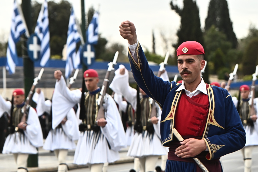 25η Μαρτίου: Η εντυπωσιακή παρέλαση της Προεδρικής Φρουράς στο κέντρο της Αθήνας (φωτο)