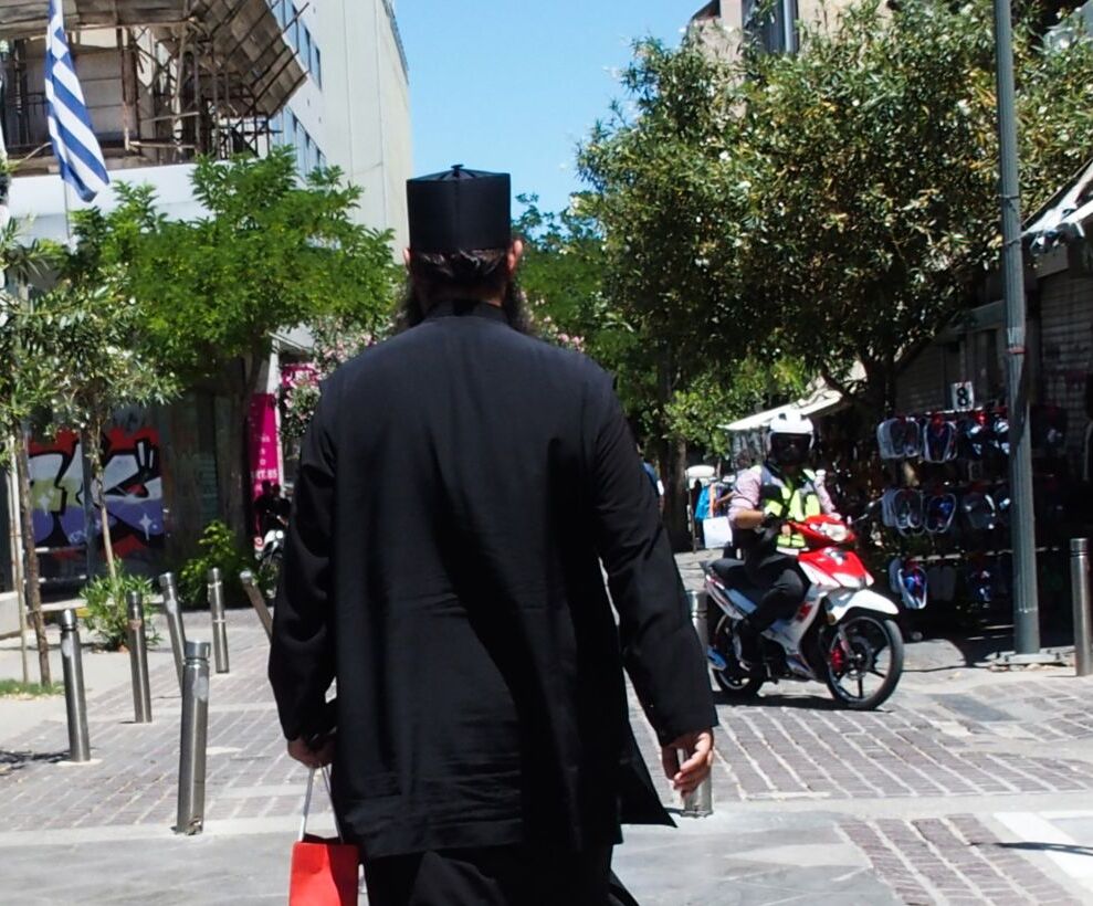 Λαμία: Ιερέας έπιασε από το λαιμό αστυνομικό που του πήρε τις πινακίδες επειδή είχε παρκάρει σε διάβαση πεζών!