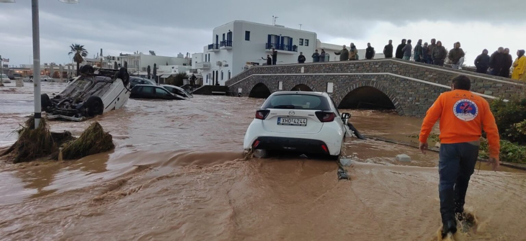 Μετρούν τις πληγές τους η Μύκονος και η Πάρος μετά το πέρασμα της κακοκαιρίας