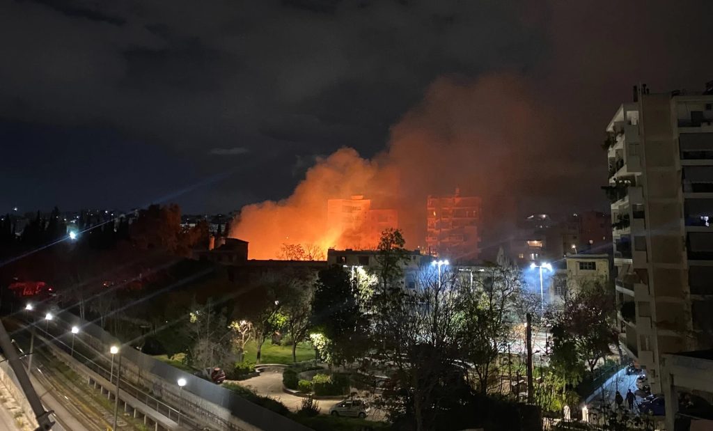 Σε εξέλιξη η φωτιά στο εγκαταλελειμμένο εργοστάσιο στα Άνω Πατήσια – Εκκενώθηκαν πολυκατοικίες (φώτο)