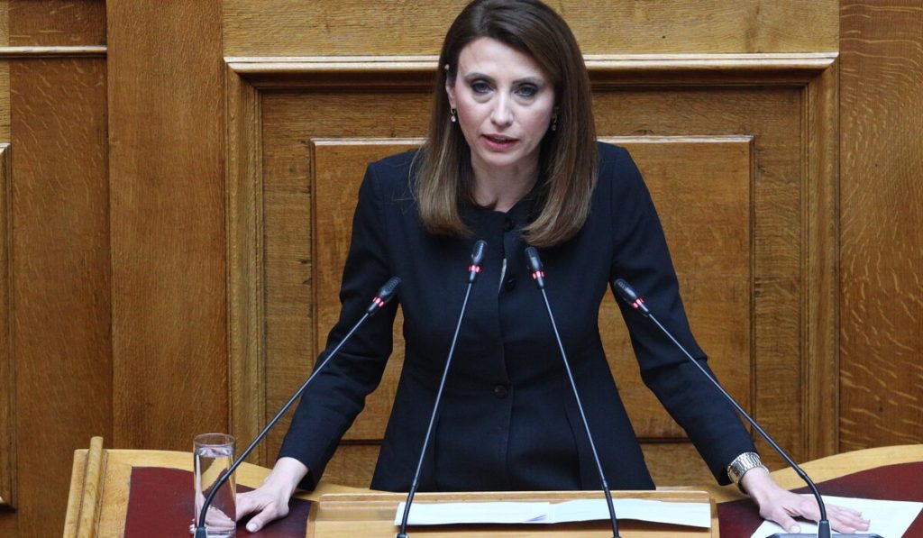 Διαφοροποιήθηκε η Νίνα Κασιμάτη από την «γραμμή» του ΣΥΡΙΖΑ – Υπερψήφισε την άρση ασυλίας του Οζγκιούρ