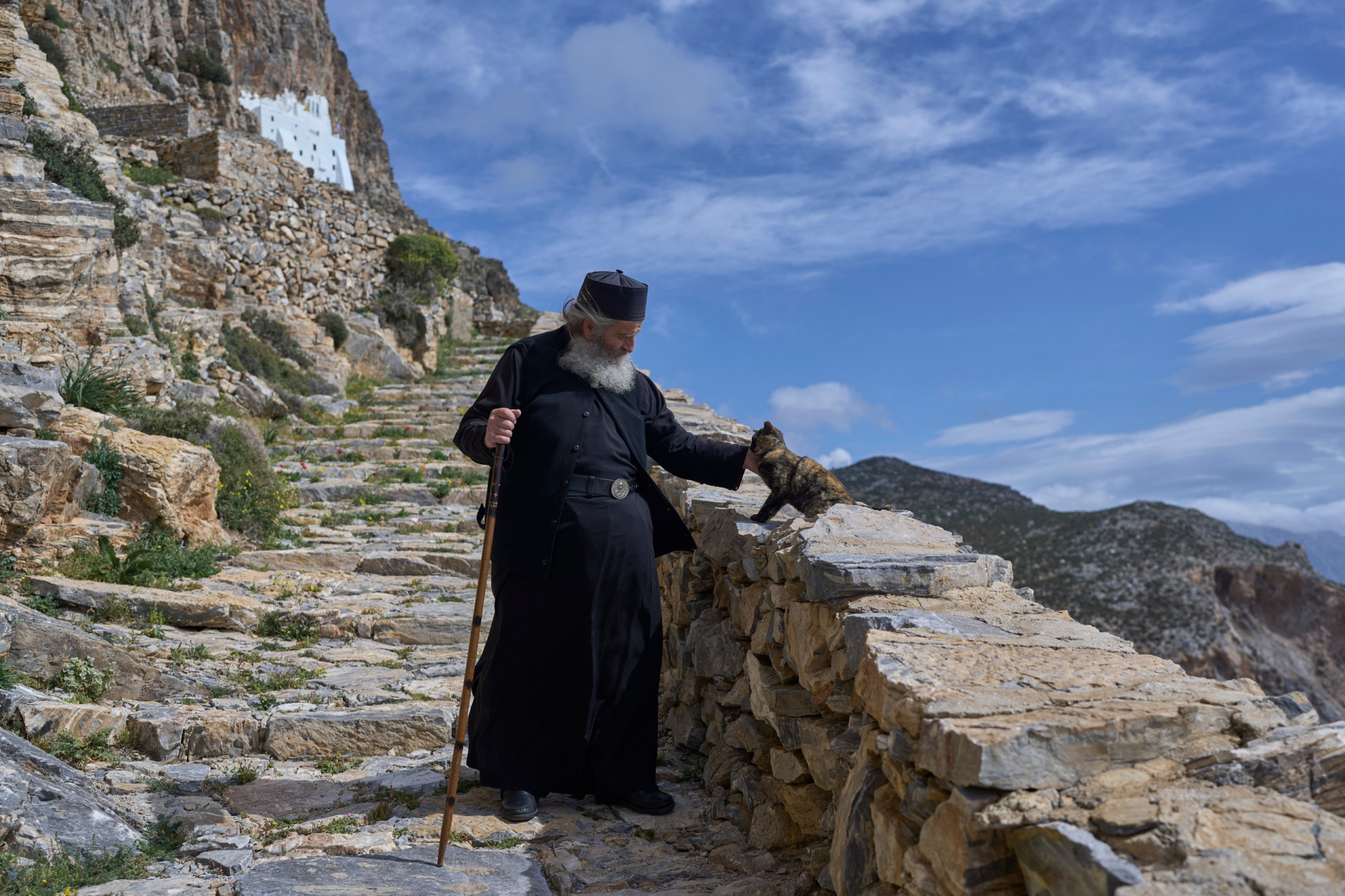 Ποιος είναι ο Έλληνας μοναχός στην Αμοργό που έγινε βασικό θέμα στο Associated Press – Δείτε φωτογραφίες