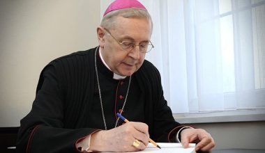 Σουρεάλ καταστάσεις στην Πολωνία: O Αρχιεπίσκοπος μετέφερε τη λειτουργία της Μ.Πέμπτης επειδή παίζει η Γιαγκελόνια!