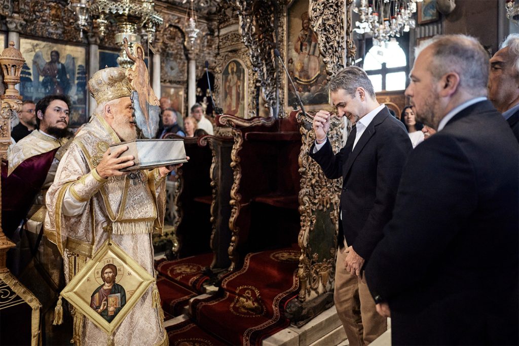 Στην Τήνο ο Κυριάκος Μητσοτάκης: Παρακολούθησε την πρώτη Ανάσταση – Δείτε φωτογραφίες