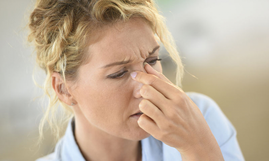 Πώς το «σκάψιμο» στη μύτη μπορεί να συνδέεται με τη νόσο Αλτσχάιμερ