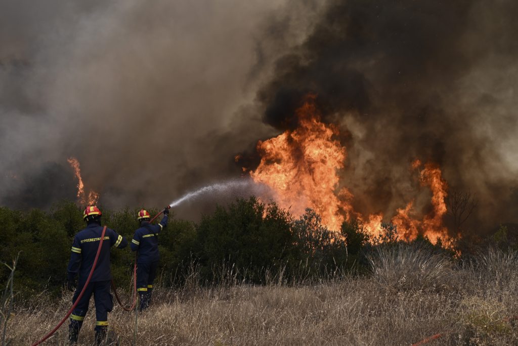 Λακωνία: Μεγάλη φωτιά στο χωριό Βελανίδια – Επιχειρούν και εναέρια μέσα