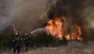 Λακωνία: Μεγάλη φωτιά στο χωριό Βελανίδια – Επιχειρούν και εναέρια μέσα