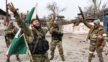 Καρέ καρέ η στιγμή της εθελούσιας παράδοσης Ουκρανών στρατιωτών σε άνδρες της Akhmat ανήμερα του Πάσχα (βίντεο)