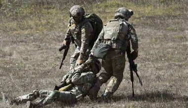 Ουκρανικά FPV τρομοκρατούν Ρώσους στρατιώτες με λευκές σημαίες ενώ προσπαθούν να μεταφέρουν τραυματία! (βίντεο)