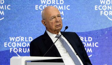 Κλάους Σβαμπ: Παραιτήθηκε από την προεδρία ο ιδρυτής του Παγκόσμιου Οικονομικού Φόρουμ