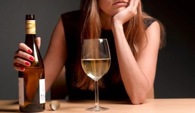 Πώς η μακροχρόνια κατανάλωση αλκοόλ αφαιρεί χρόνια ζωής και βλάπτει σοβαρά τον εγκέφαλο – Νέα μελέτη αποκαλύπτει