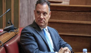 «Πάρτι» στο «X» με την εμφύτευση μαλλιών του Άδωνι Γεωργιάδη