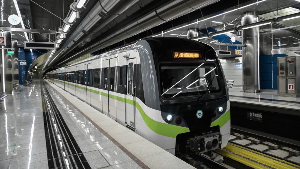 Απεγκλωβίστηκε ο άνδρας που έπεσε στις ράγες του Μετρό: Άνοιξαν οι σταθμοί «Ευαγγελισμός» και «Μέγαρο Μουσικής»