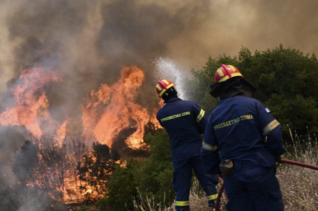 Αναζωπυρώθηκε η φωτιά στην Κερατέα λόγω των θυελλωδών ανέμων