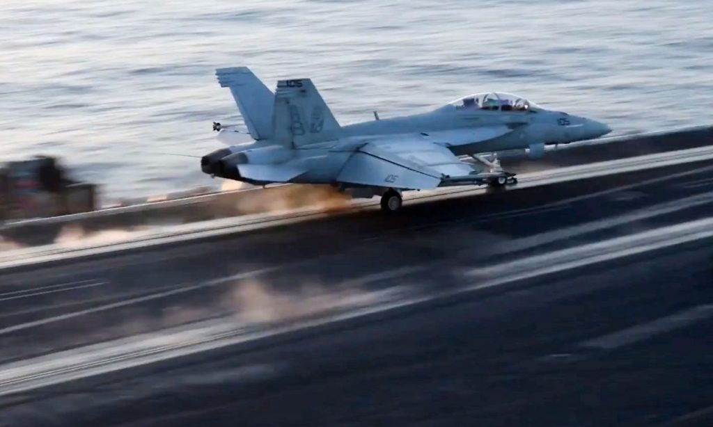Το F/A-18 έπεσε στην θάλασσα μετά από βίαιους ελιγμούς αποφυγής του «US Harry S.Truman» (φωτο)