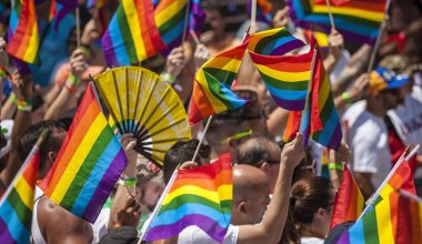 Σταδιακή επιστροφή στην κανονικότητα για τη Eurovision: Απαγορεύονται οι «σημαίες» των ΛΟΑΤΚΙ στη σκηνή