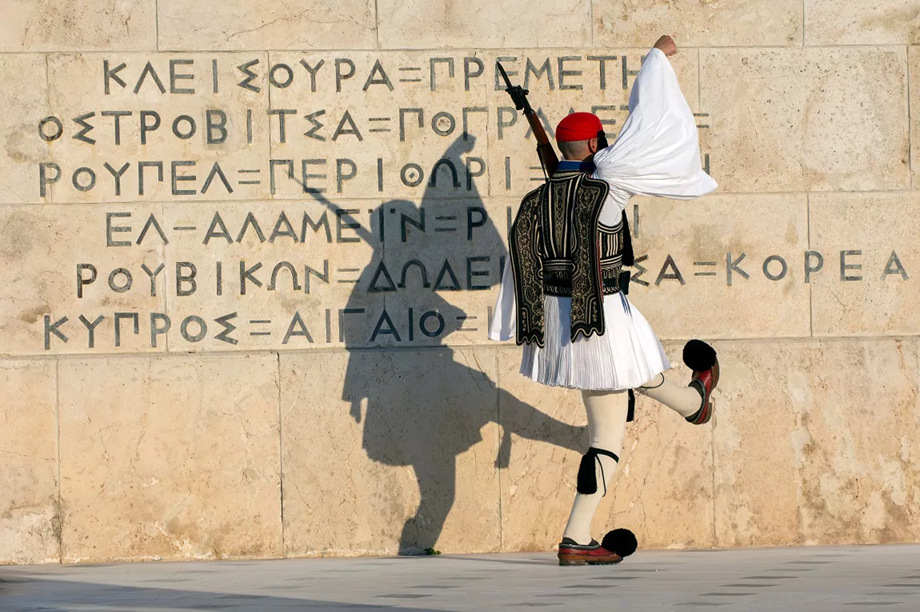 Μνημείο του Αγνώστου Στρατιώτη: Τι σημαίνουν οι επιγραφές