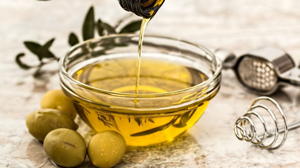 Εξωφρενικές καταστάσεις με τις τιμές στο λάδι – Πωλείται 4 ευρώ, ενώ το κόστος παραγωγού είναι στα 4,75 ευρώ!