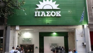 ΠΑΣΟΚ για Σ.Παπασταύρου: «Πετάει τη μπάλα στην εξέδρα αντί να απαντήσει»