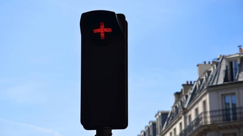 Το γνωρίζατε; – Tι σημαίνει ο ελληνικός σταυρός στα φανάρια: Τι πρέπει να κάνετε όταν τον δείτε