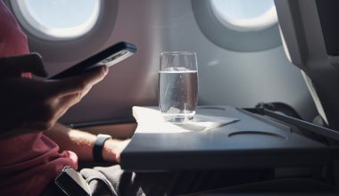 Αυτά είναι τα ποτά που δεν πρέπει να πάρετε κατά τη διάρκεια πτήσης (βίντεο)