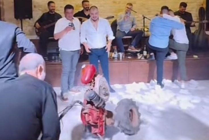 Αξέχαστος αρραβώνας στο Μαλεβίζι: Ανέβασαν σκαπτική μηχανή στην πίστα την ώρα του γλεντιού (βίντεο)