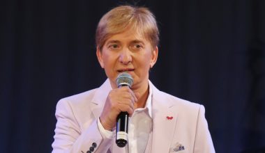 Ο Μάκης Δελαπόρτας εξήγησε για ποιο λόγο δεν άφησε το κοινό να πλησιάζει τη Ρένα Βλαχοπούλου
