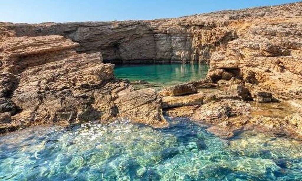 Το μαγευτικό νησί της Καλυψώς με τα γραφικά σοκκάκια και τα κρυστάλλινα νερά