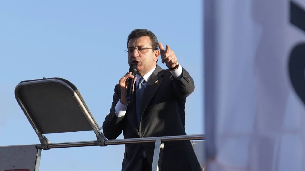 Τουρκία: Ο Εκρέμ Ιμάμογλου προηγείται του Ταγίπ Ερντογάν στις δημοσκοπήσεις παρά τη φυλάκισή του