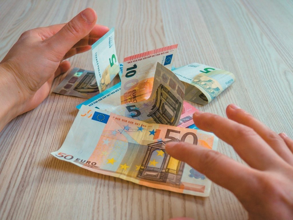 Άνοιξε η πλατφόρμα για τα αναδρομικά: Πώς θα τα δηλώσετε για να μην πληρώσετε πρόστιμο