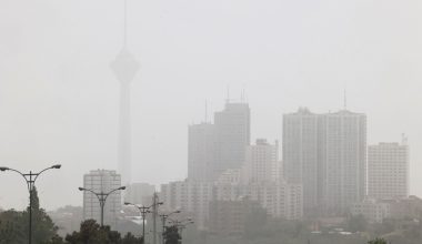 Παγιδευμένοι στα σπίτια τους εκατομμύρια Ιρανοί λόγω πυκνού σύννεφου σκόνης (φωτο – βίντεο)