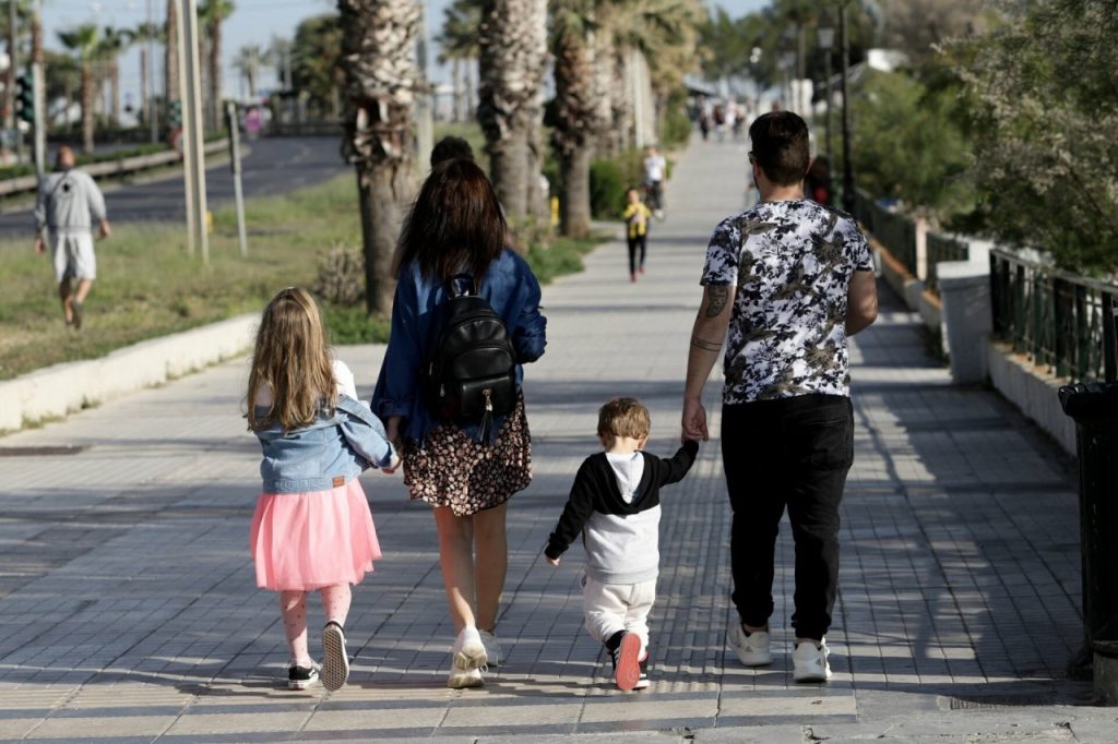 Υπ.Παιδείας: Μία ημέρα επιπλέον γονικής άδειας για τους εργαζόμενους γονείς